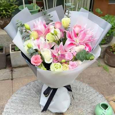 濮阳9朵玫瑰混搭百合，爱恋纯真无邪